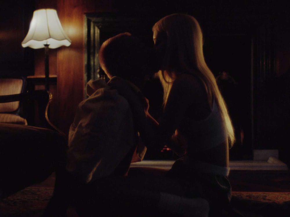 Rosé首張正規專輯《rosie》正式發行！親自參與全專歌曲創作，主打歌MV與《花邊教主》男星上演吻戲！-12