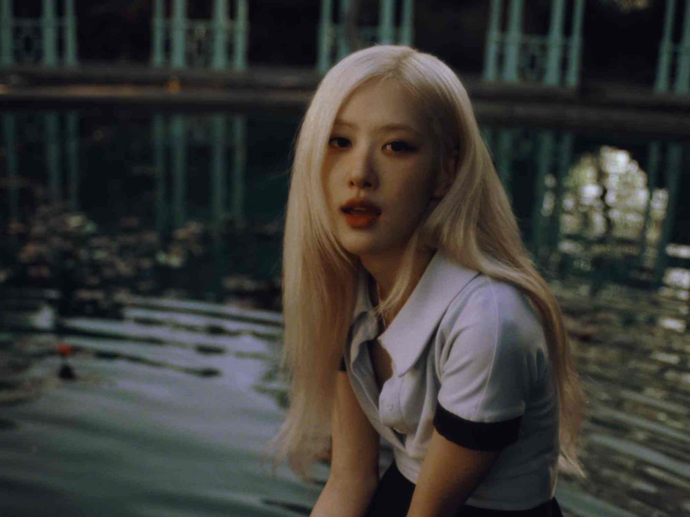 Rosé首張正規專輯《rosie》正式發行！親自參與全專歌曲創作，主打歌MV與《花邊教主》男星上演吻戲！-11