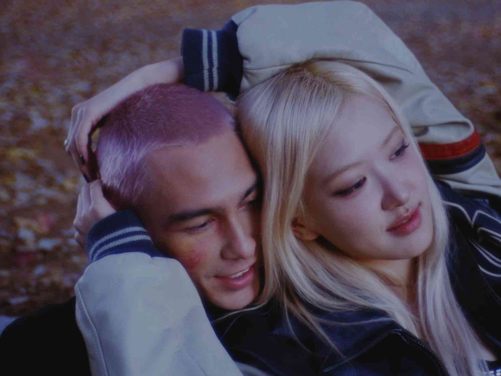 Rosé首張正規專輯《rosie》正式發行！親自參與全專歌曲創作，主打歌MV與《花邊教主》男星上演吻戲！-13