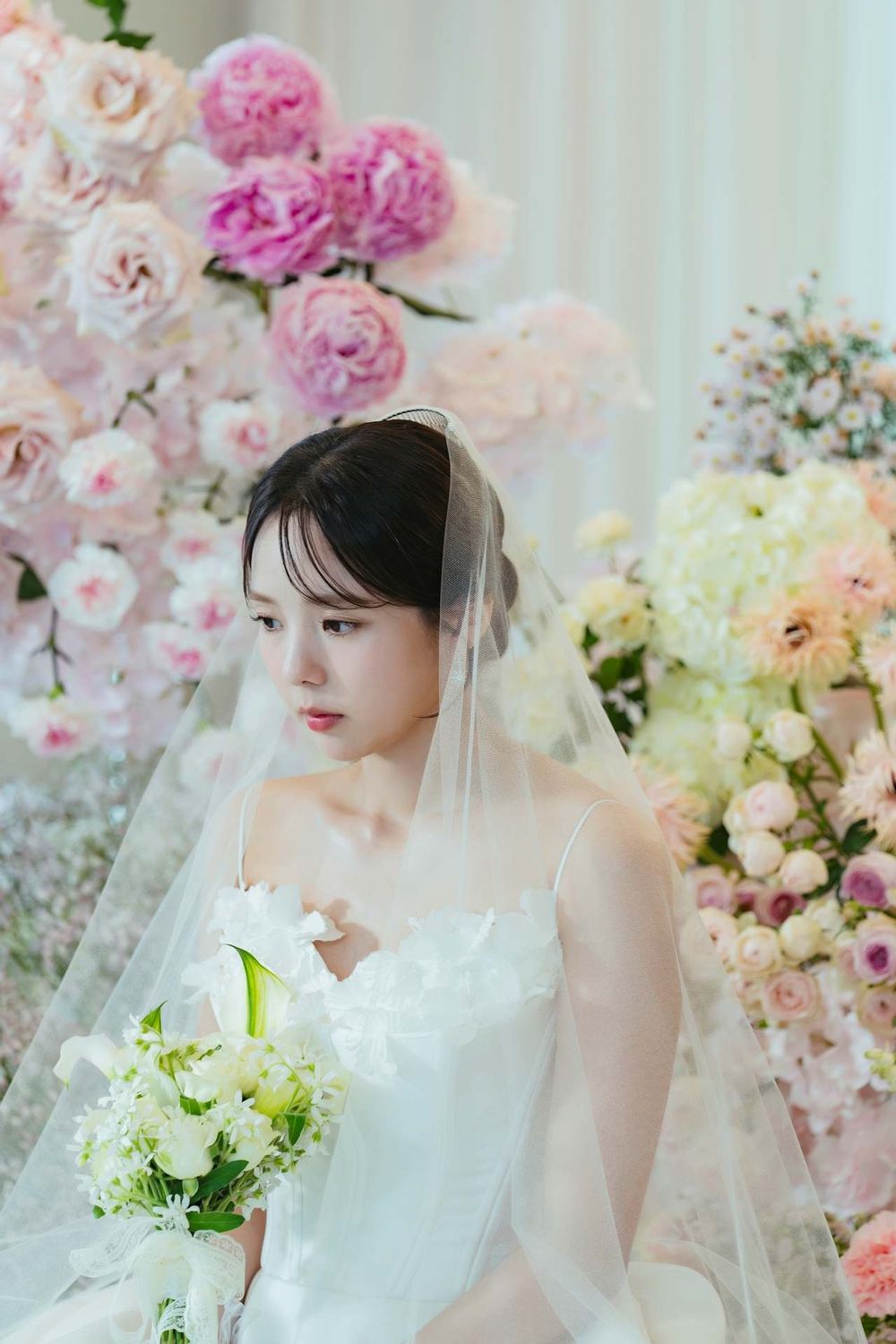 Netflix《現在撥打的電話》女主蔡秀彬「柔弱嬌妻風」太美、劇裡穿的真的都是豪門標配！-4