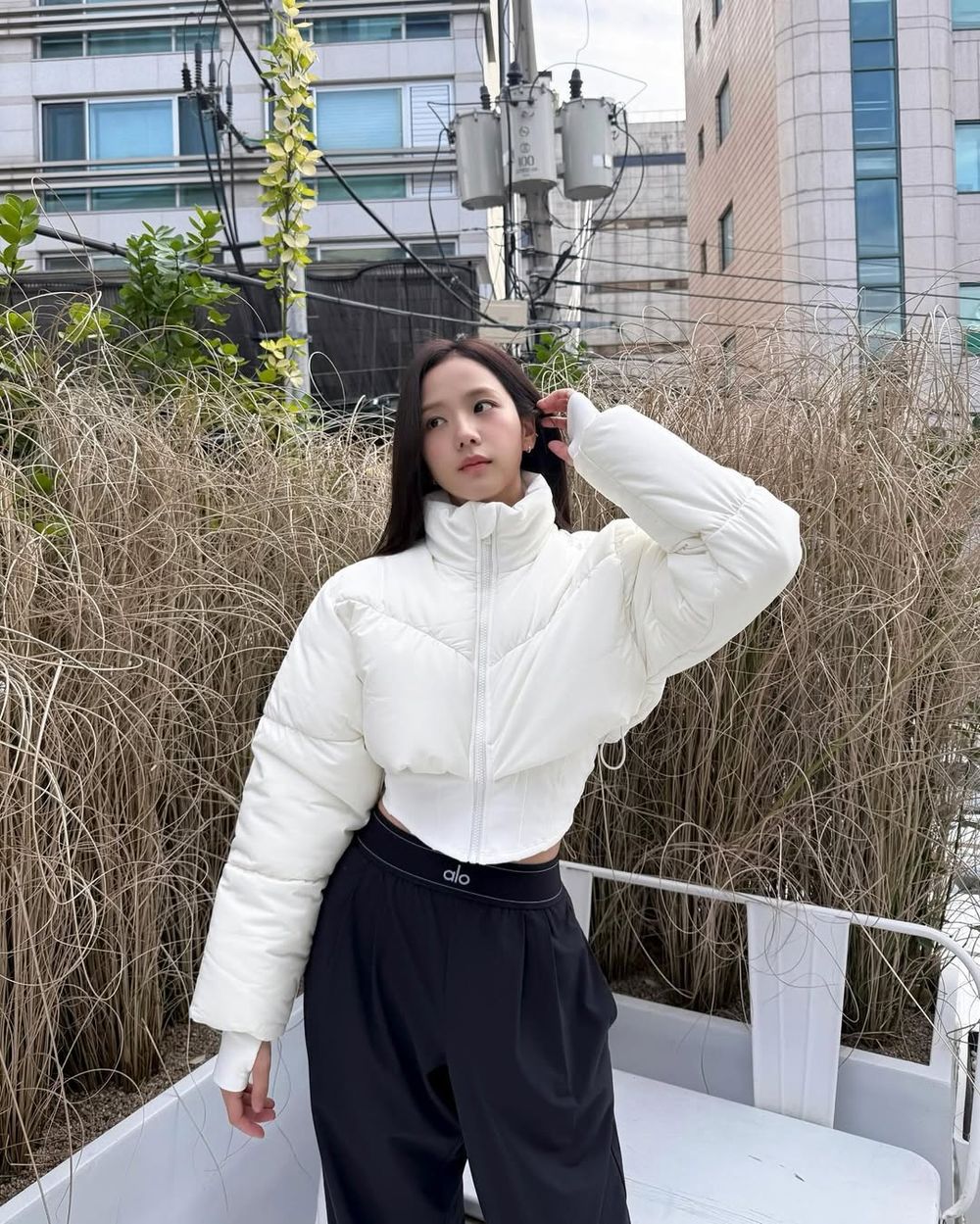 羽絨才不顯腫！6招女愛豆羽絨外套穿搭密技公開！JISOO、金智媛這樣穿臉小又顯瘦！-1