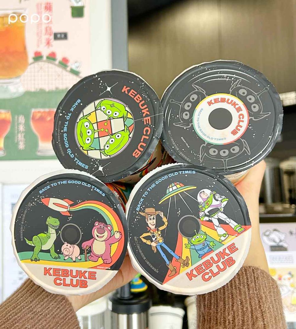 可不可跟玩具總動員聯名了！10款杯身+4款封膜這天登場、「三眼怪絨毛飲料提袋」6大週邊也必買！-17