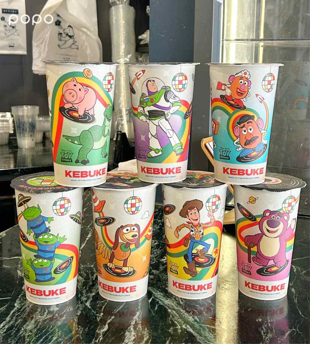 可不可跟玩具總動員聯名了！10款杯身+4款封膜這天登場、「三眼怪絨毛飲料提袋」6大週邊也必買！-16