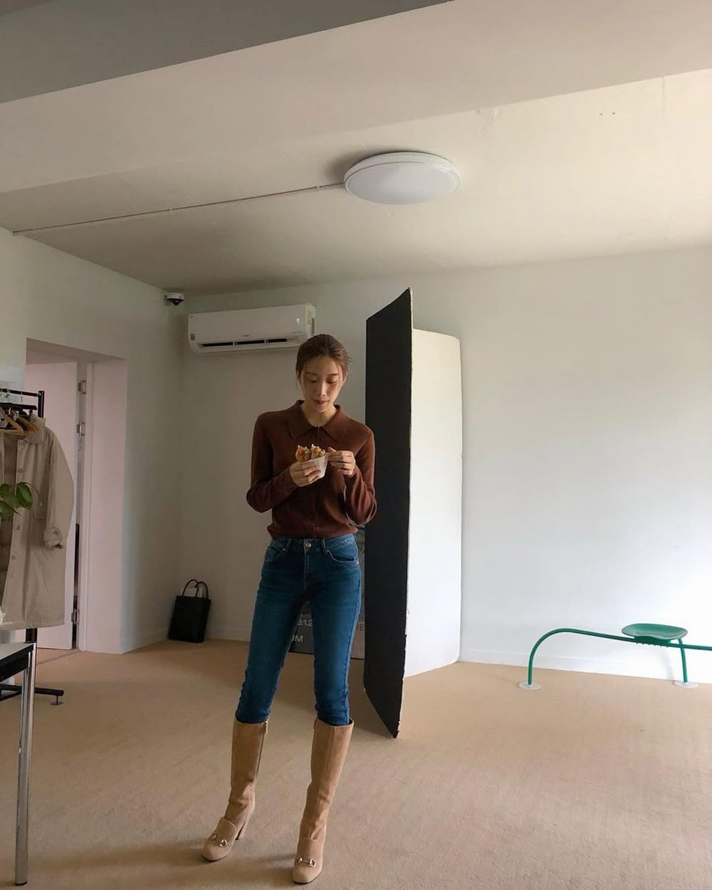 美拉德風已退燒！2025代表色「摩卡慕斯棕」穿搭才時髦！6招韓妞不藏私祕技大公開！-6