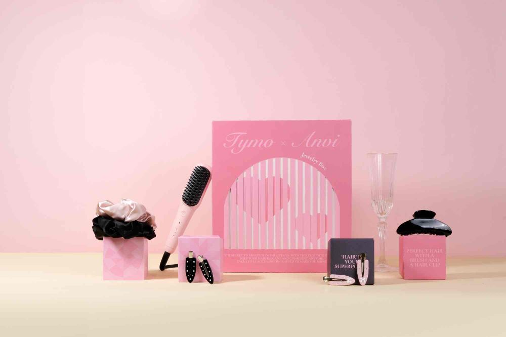 少女最愛奢寵髮品禮盒！TYMO、ANVI攜手推人氣直髮梳、芭蕾風飾品，真絲髮圈、珠寶髮飾質感女孩必擁有！-5