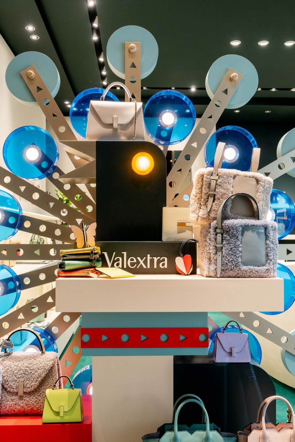 皇室名媛都買這品牌！Valextra年末必買禮物清單「包包、熊貓眼鏡盒」值得珍藏一輩子！-9