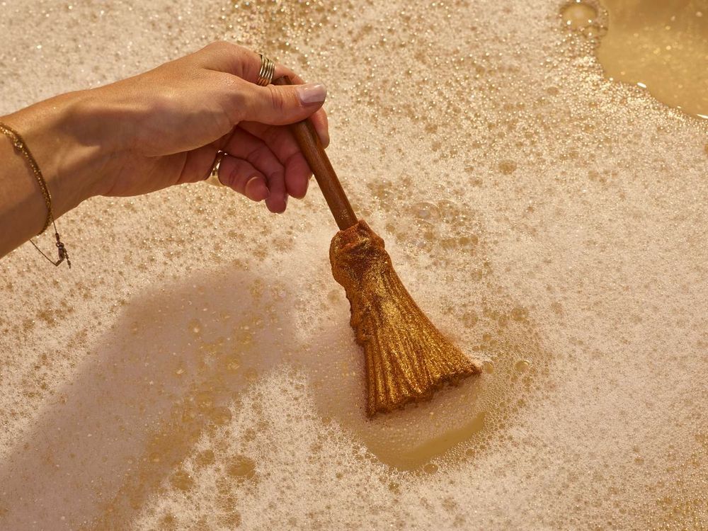 LUSH《魔法壞女巫》限量聯名香氛沐浴品上市！飛天掃帚、奧茲大王、神奇魔杖...，帶你進入奧茲國魔法沐浴時光！-10