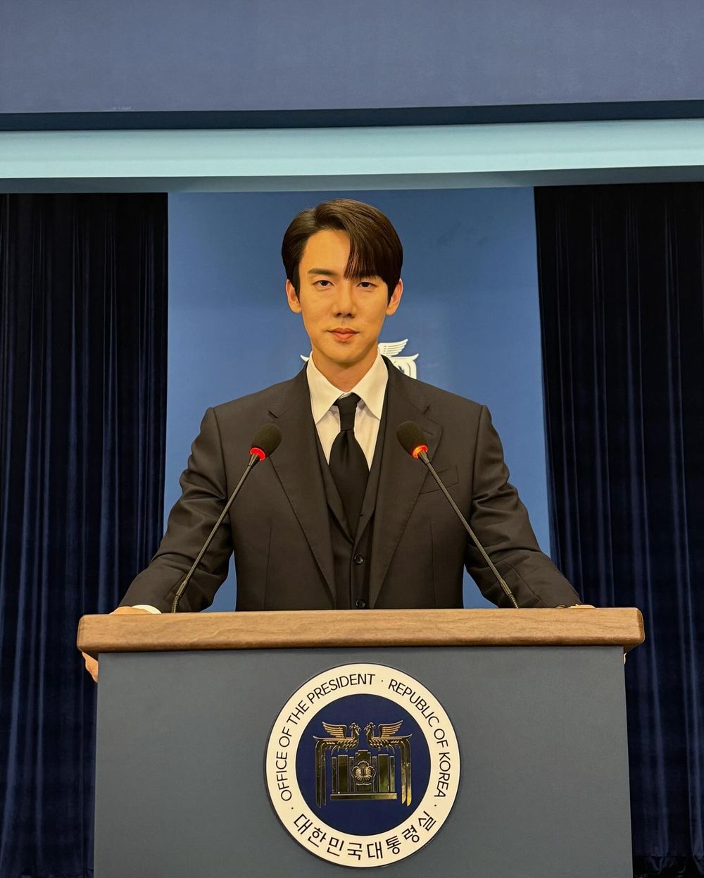 Netflix《現在撥打的電話》柳演錫演活霸道總裁！斯文長相、不科學太平洋寬肩，平常最愛「這項運動」！-3