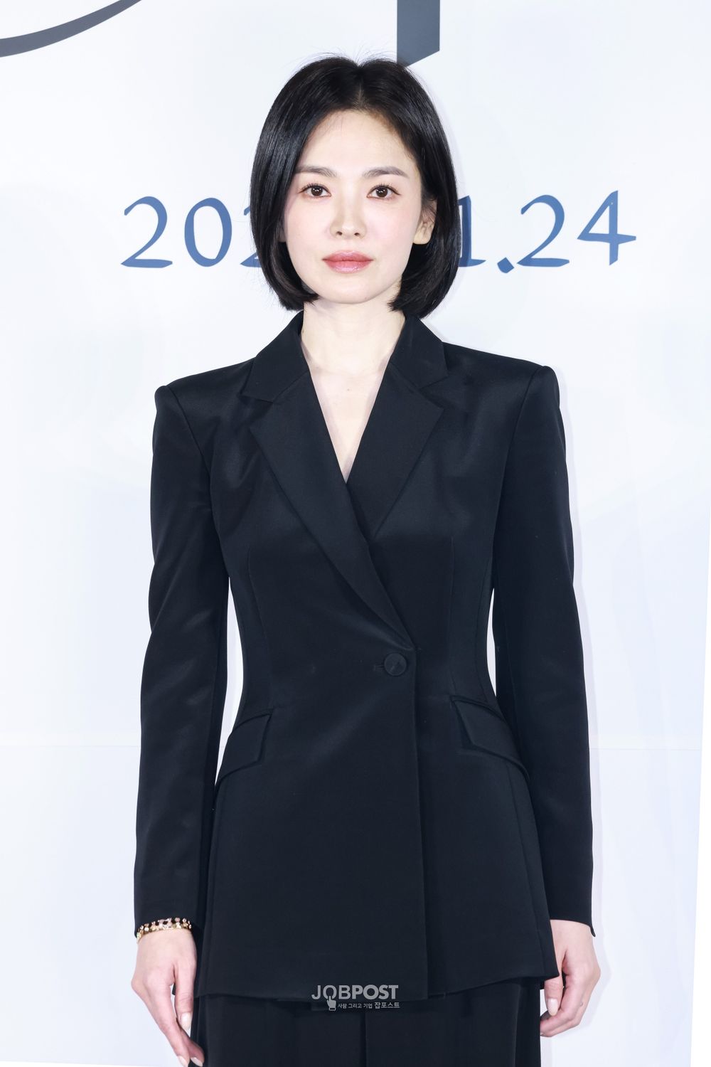 2025電影《黑祭司2：闇黑修女》預告公開！宋慧喬搭檔全汝彬挑戰鬼片，黑短髮亮相記者會讓人想起《黑暗榮耀》文同珢！-8