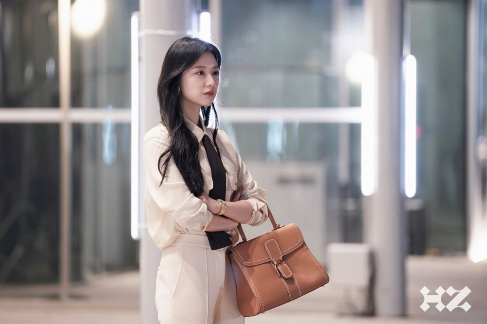 追劇都在看穿搭！Netflix《一箱情緣》徐玄振「皮箱裡」裝的是《淚之女王》同款包？！-2