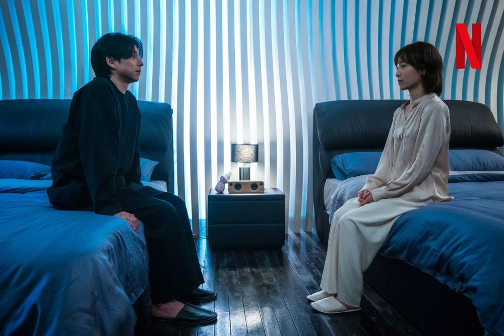 追劇都在看穿搭！Netflix《一箱情緣》徐玄振「皮箱裡」裝的是《淚之女王》同款包？！-10