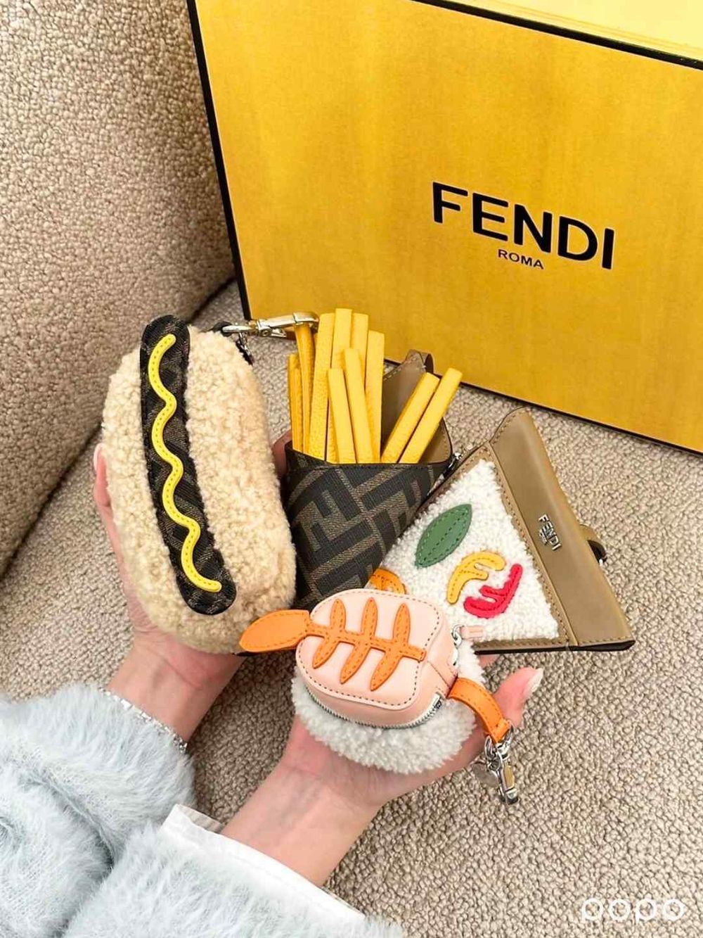 2025新年聖誕禮物有著落了！FENDI老花松鼠可愛到瘋掉、還有糖果、披薩包包掛飾！-1