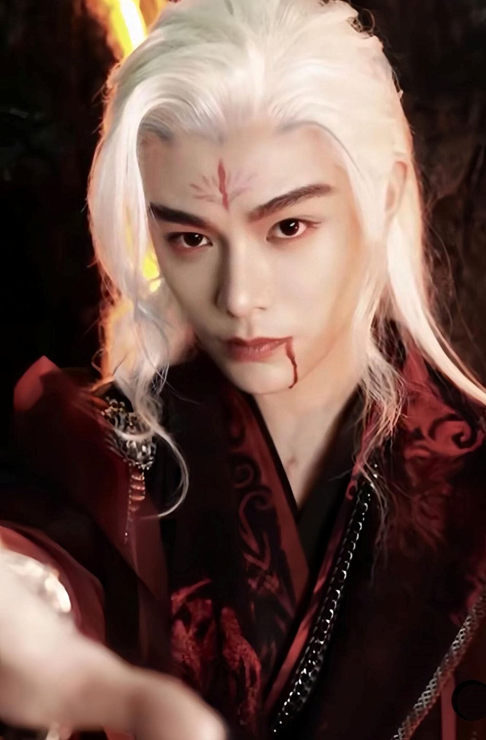 近期被讚爆的白髮古裝男神！《九重紫》李昀銳白髮將軍帥瘋，《永夜星河》丁禹兮邪魅拉滿，檀健次「相柳」封神！-4