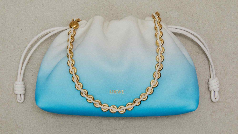 LOEWE 2025新年系列來逼人掏錢了！雲朵Puzzle包、小蛇吊飾...過年禮物從這挑！-9
