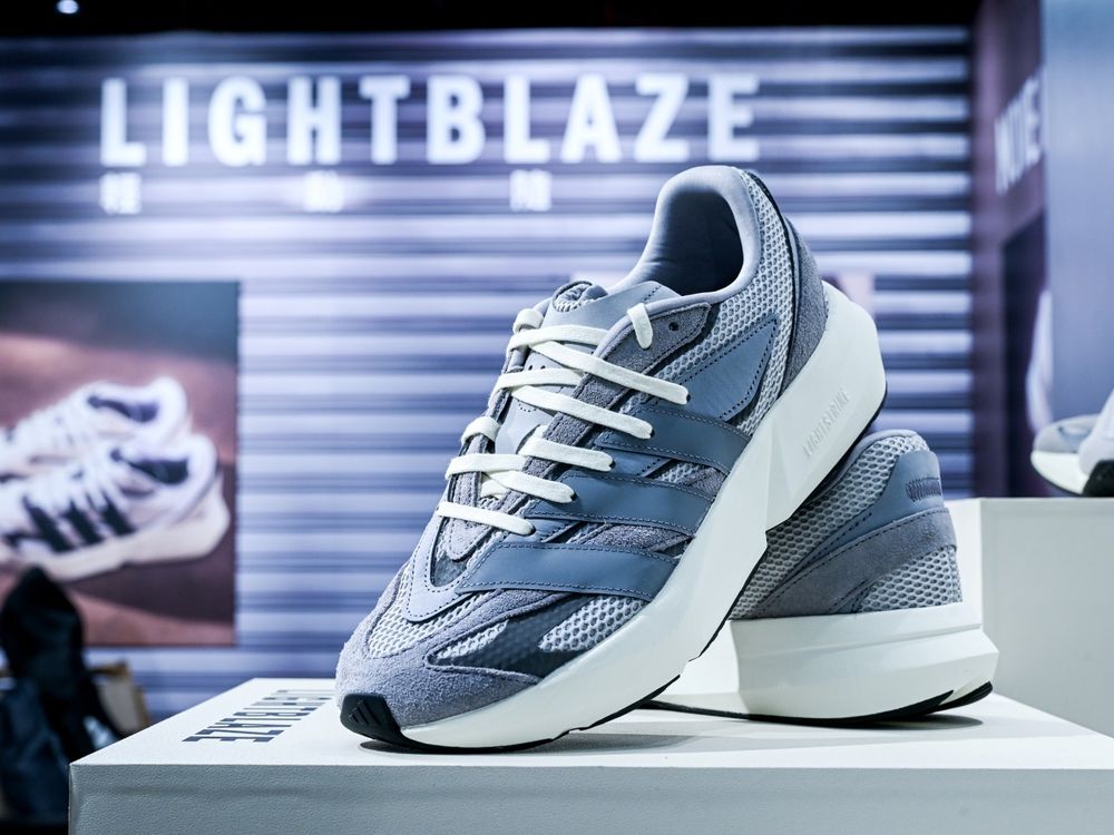 愛迪達放大絕！adidas新年大黑馬LIGHTBLAZE，不只運動、日常穿出門也好看！-2