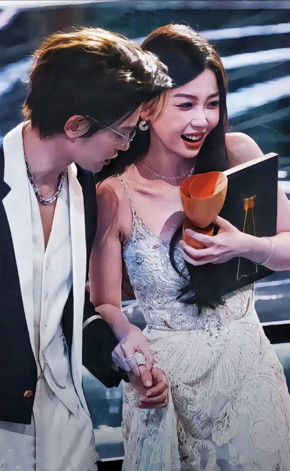 2024星光大賞兩大人氣CP合體！丁禹兮衝上台接虞書欣全場嗨，孟子義李昀銳甜蜜熱聊整晚，網友喊：是不是忘記官宣了！-10