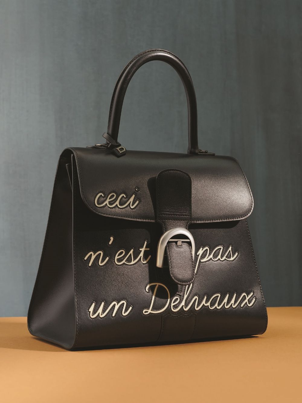 2025新年必訪夢幻快閃店！DELVAUX超現實特展「巨大青蘋果」空降信義區這裡！-7