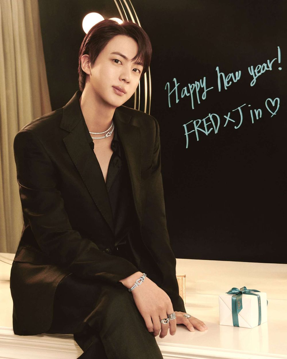 真不愧是BTS防彈門面！Jin哥最新FRED廣告來祝賀新年快樂！深V微露胸膛太有誠意！-2