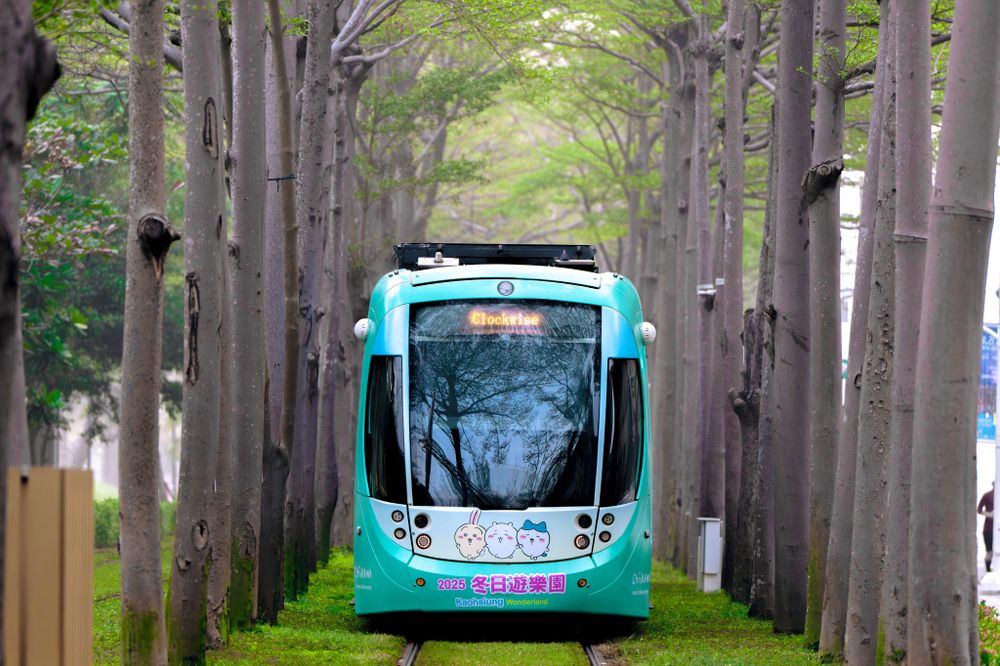 2025新年必拍景點！高雄愛河灣「吉伊卡哇冬日遊樂園」限時23天登場、巨大烏薩奇氣球可愛翻！-13