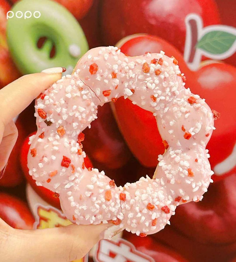 Mister Donut草莓季甜點開賣！「草莓脆脆波堤、雙色莓果波堤」酸甜療癒、新年限定「蘋安巧貝」也必吃！-9