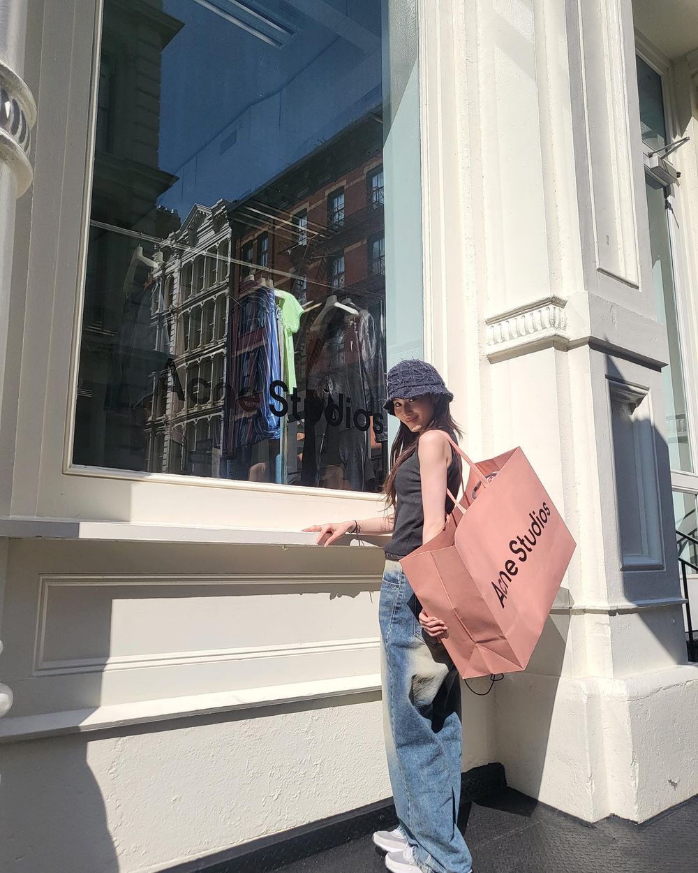 韓星愛牌Acne Studios必買新品出爐！開運紅色圍巾、保齡球包質感女生都買了！-9