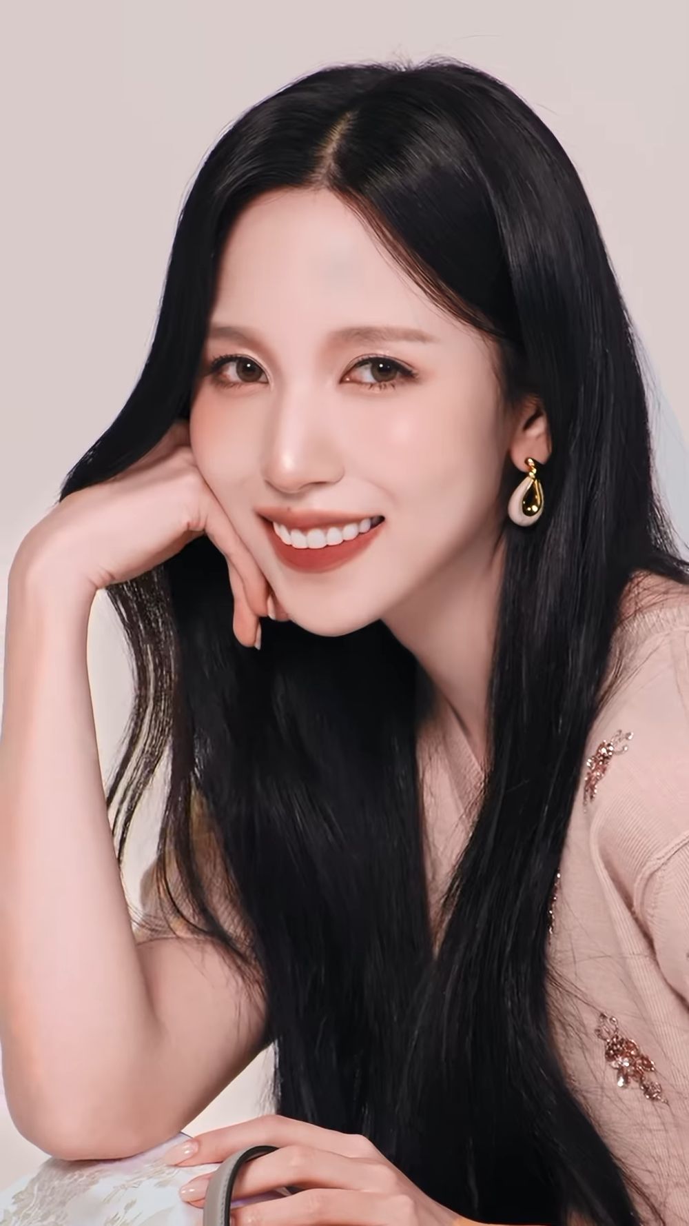 ONCE終於等到了！TWICE Mina名井南正式拿下FENDI代言！無法忽視的高貴感、真的太適合代言奢牌！-2