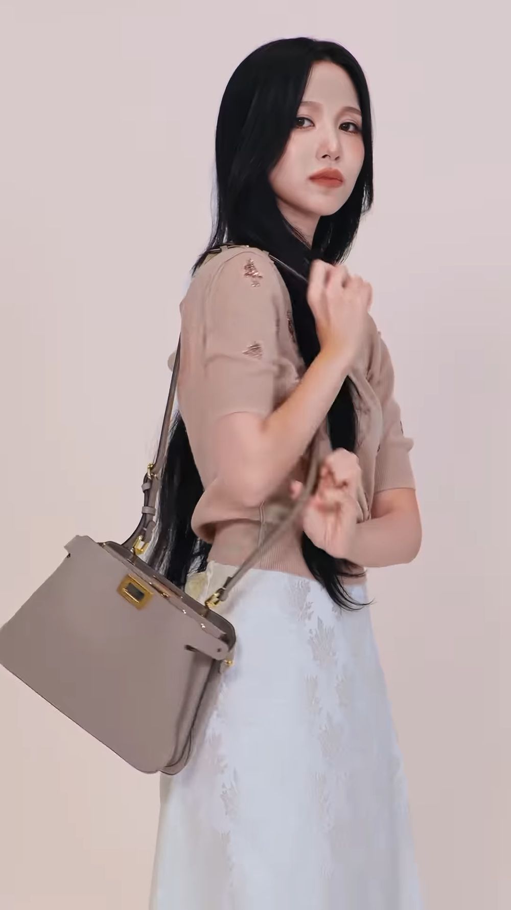ONCE終於等到了！TWICE Mina名井南正式拿下FENDI代言！無法忽視的高貴感、真的太適合代言奢牌！-8