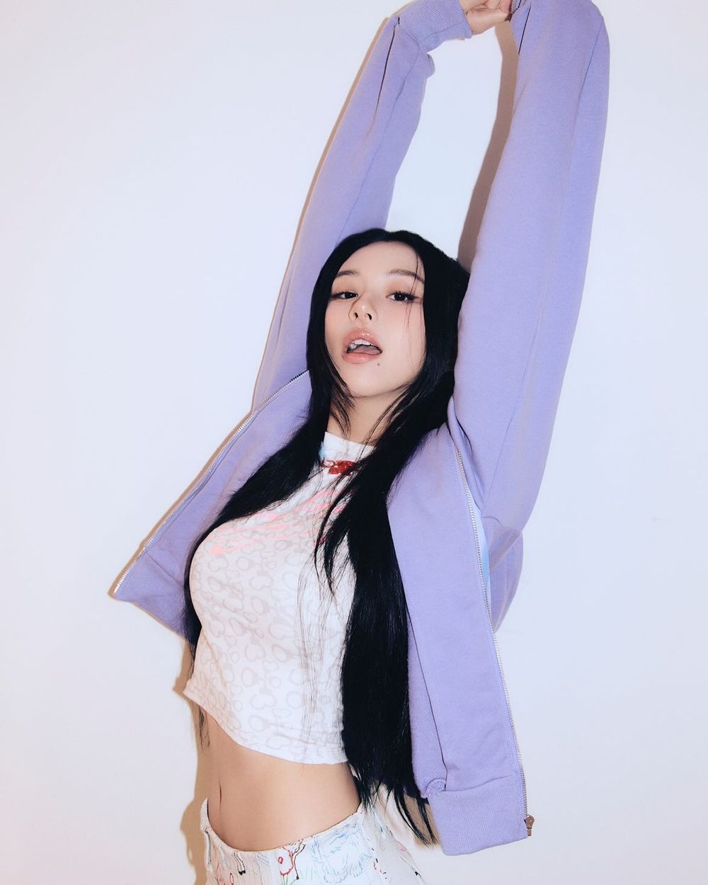 韓網熱議6位臉上痣很好看的女偶像！張員瑛、Minnie眼下淚痣電力十足，Karina嘴邊痣太有魅力！-10