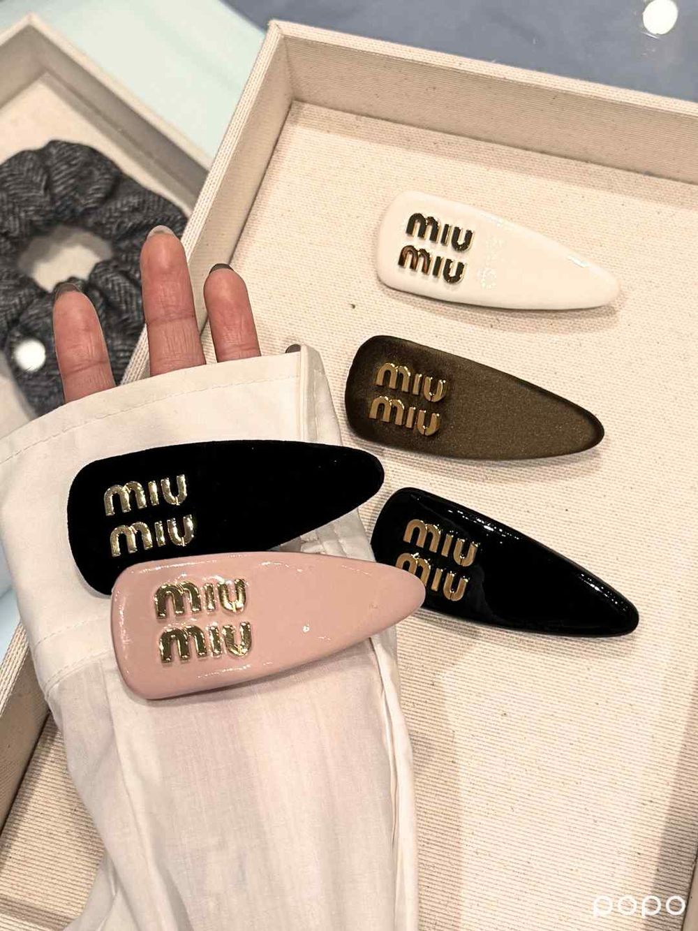 破產還是想買！2025值得入手7大奢牌小物！MiuMiu髮夾、Hermès絲巾價格意外很甜？-14