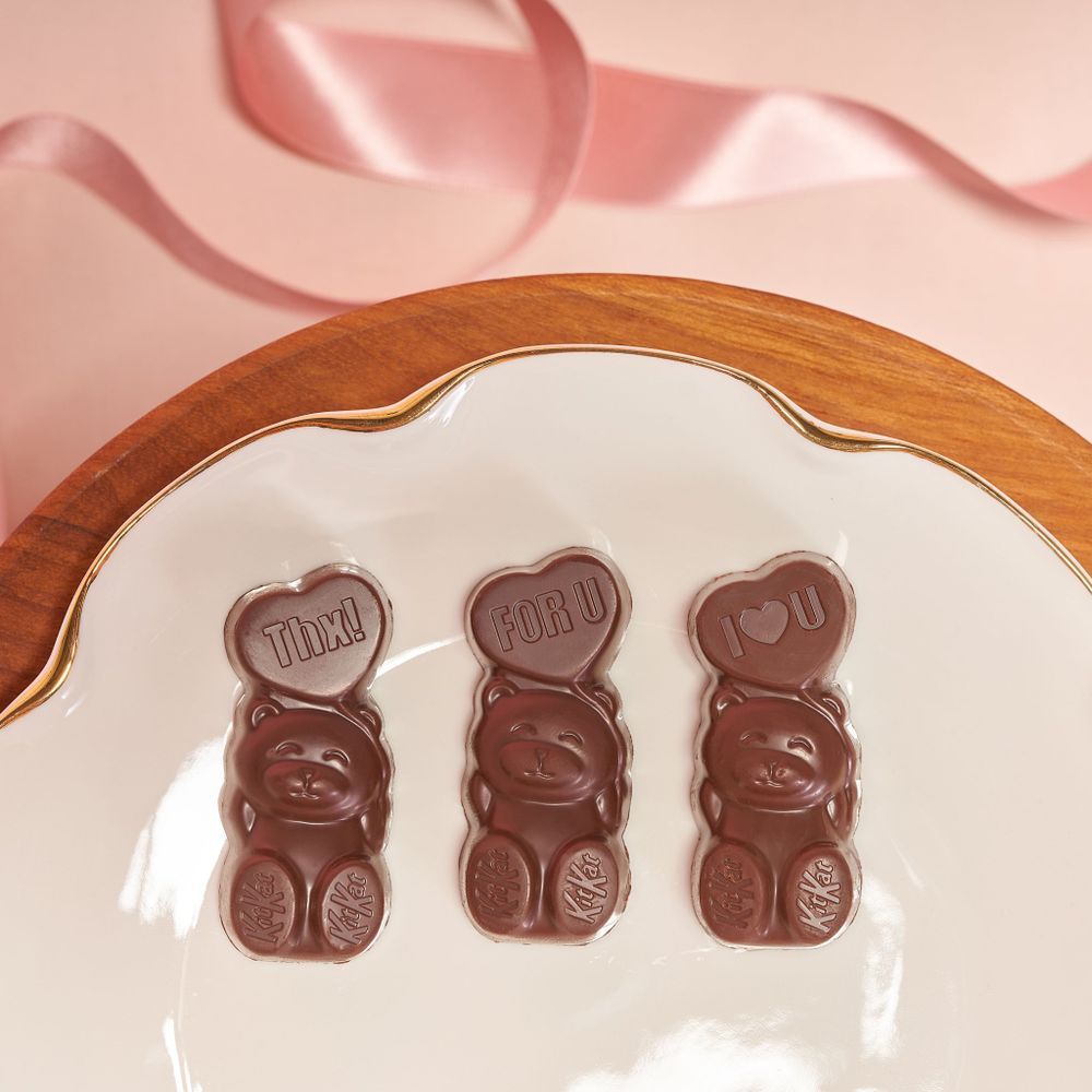 2025情人節禮物推薦！Kitkat聯名「巧克力色愛心小熊絨毛吊飾、玩偶」可愛爆棚，這天開賣！-12