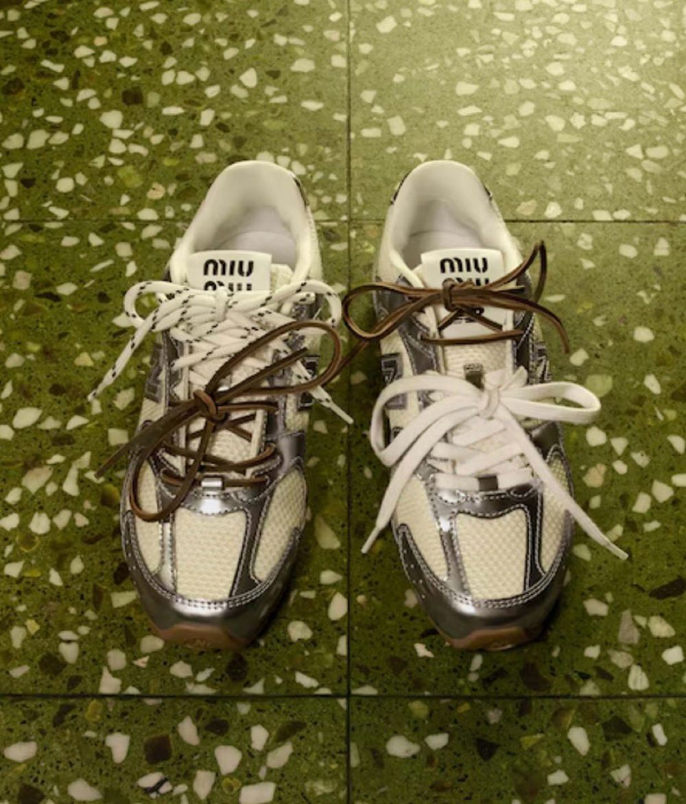 Miu Miu又偷偷來！官網無預警上架「新款NB530聯名」，銀白配色還沒開賣先被問爆！-6