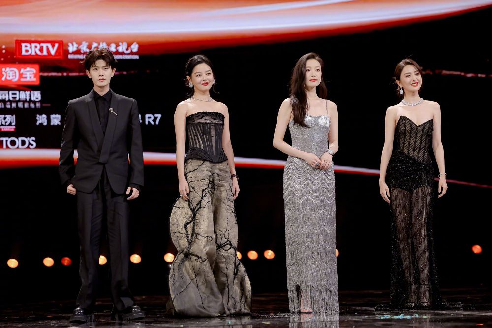 2024微博之夜完整得獎名單出爐！孟子義&李昀銳甜蜜牽手合唱，白鹿虞書欣通通獲獎，趙麗穎奪微博QUEEN！-10