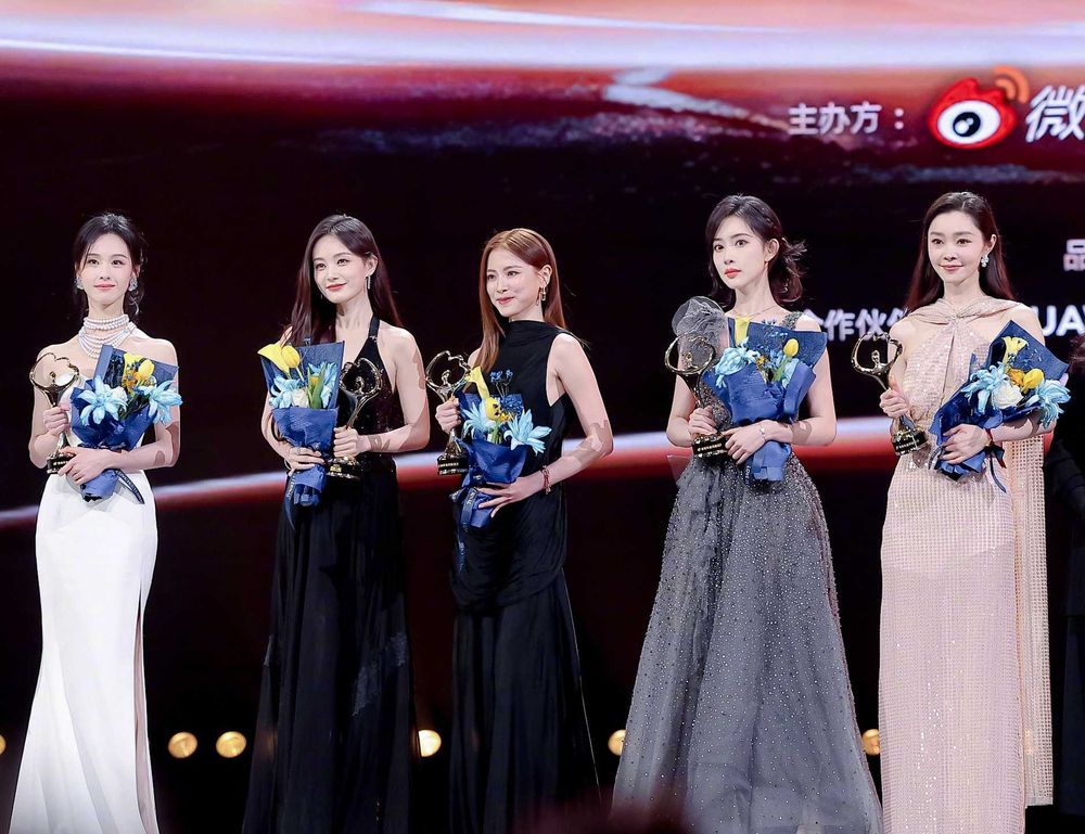 2024微博之夜完整得獎名單出爐！孟子義&李昀銳甜蜜牽手合唱，白鹿虞書欣通通獲獎，趙麗穎奪微博QUEEN！-15