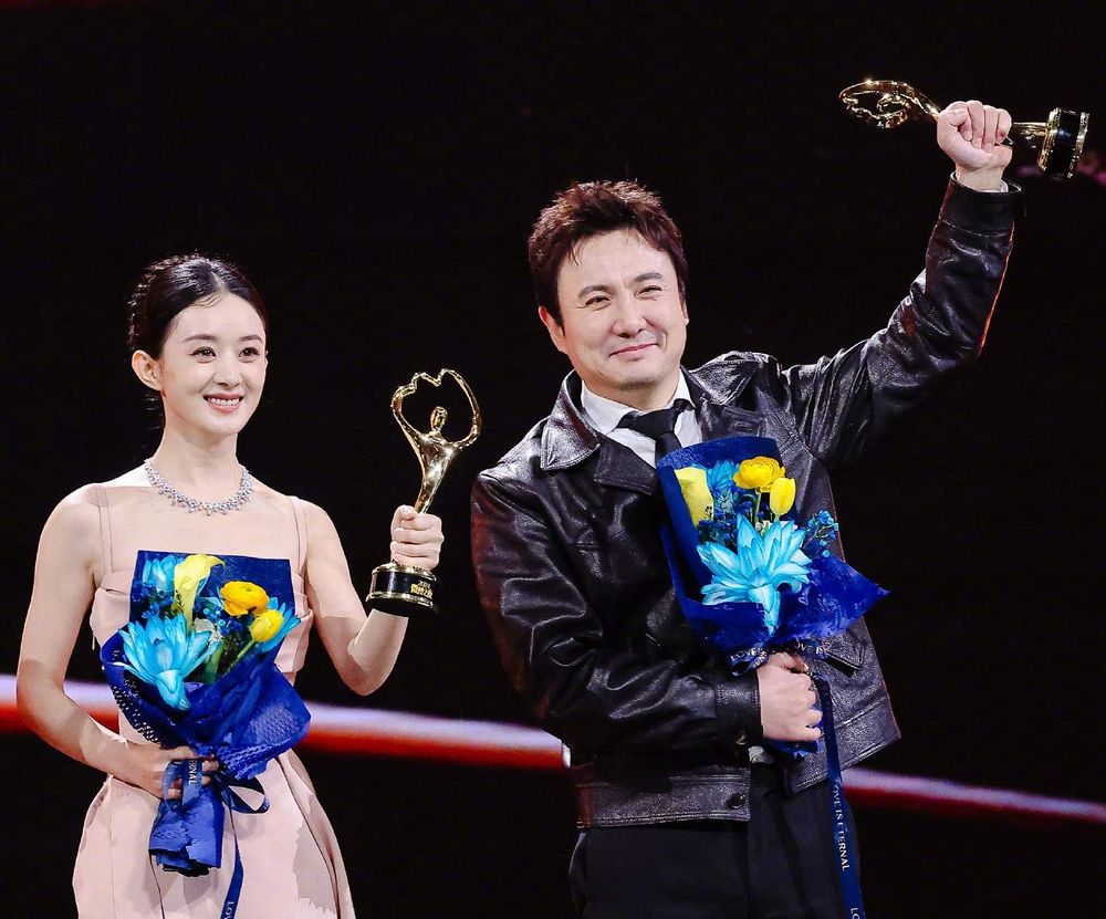 2024微博之夜完整得獎名單出爐！孟子義&李昀銳甜蜜牽手合唱，白鹿虞書欣通通獲獎，趙麗穎奪微博QUEEN！-5