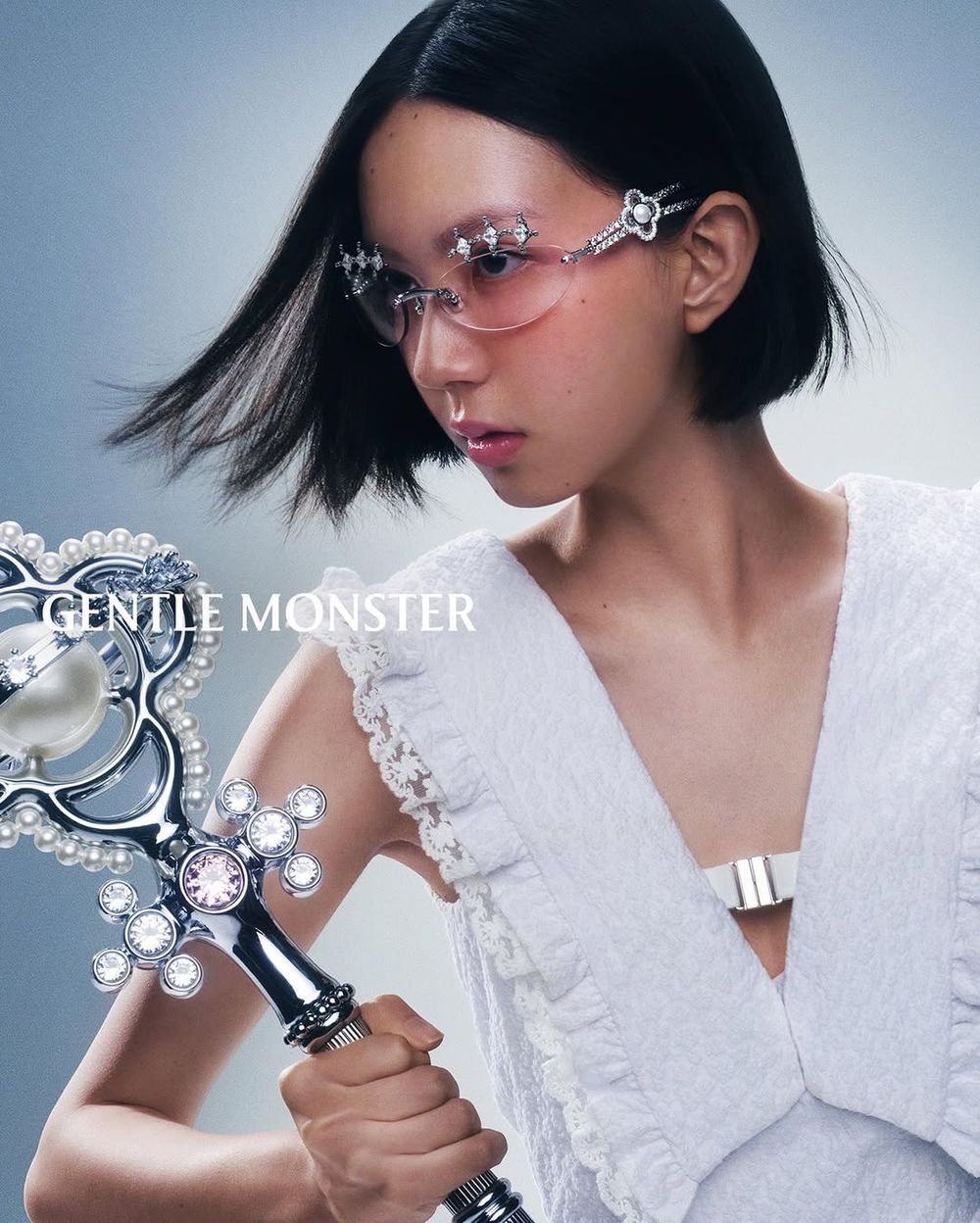 GENTLE MONSTER太狂！全新「珍珠水鑽墨鏡」超奢華、還可以秒變項鍊髮箍？！-5
