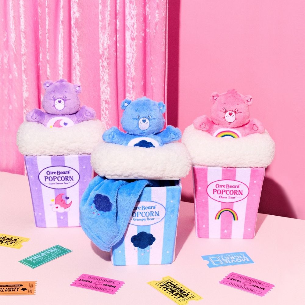 可愛到發瘋瘋！威秀影城限定Care Bears「彩虹熊毛絨杯套、爆米花桶毛毯」這天開賣！-3