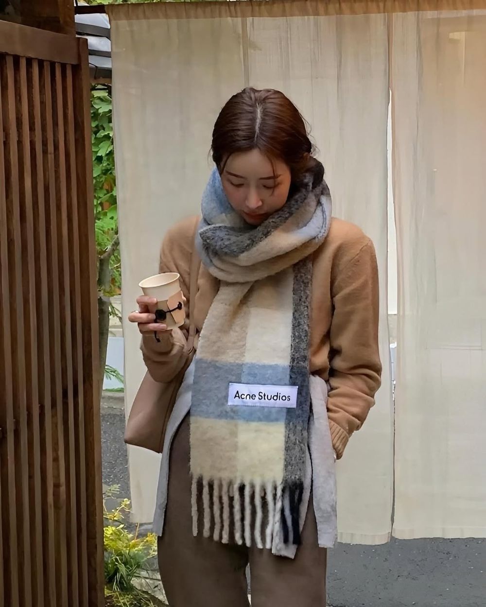 日韓女生都這樣圍！7種超簡單「冬天圍巾綁法」教學！蝴蝶結圍法一秒小臉、快通通學起來！-3