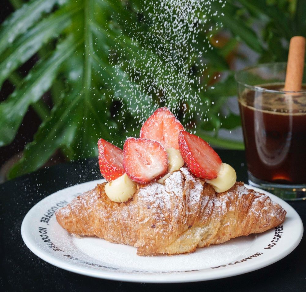 2025草莓季必吃甜點！NO COFFEE「草莓卡士達可頌」爆漿餡料超療癒、蛇年限定開運紅達摩同步開賣！-3