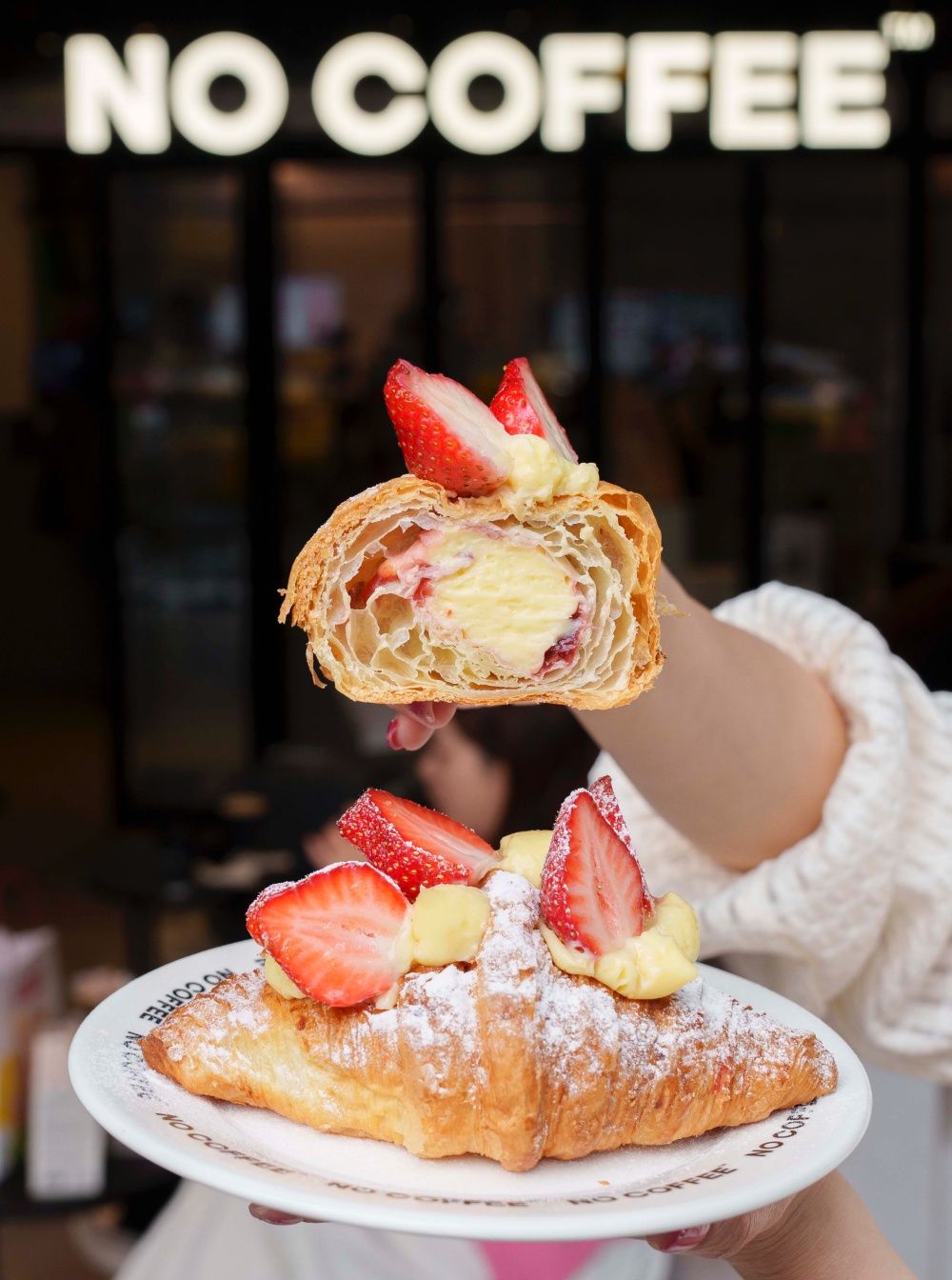 2025草莓季必吃甜點！NO COFFEE「草莓卡士達可頌」爆漿餡料超療癒、蛇年限定開運紅達摩同步開賣！-4