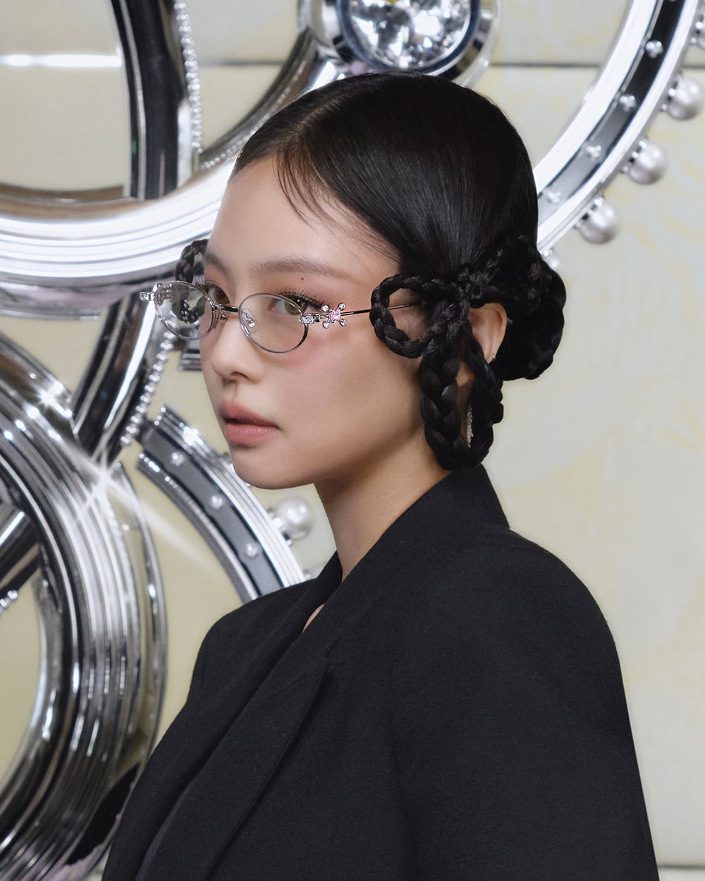 GENTLE MONSTER還得是金珍妮！「奢華水鑽眼鏡」上臉無違和、巴掌臉女生都羨慕！-2