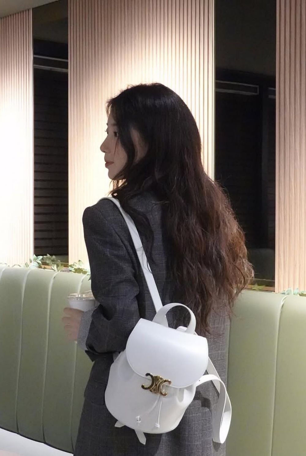 2025名牌包大黑馬！CELINE凱旋門後背包「尺寸顏色、價格解析」女生都在問這咖！-4