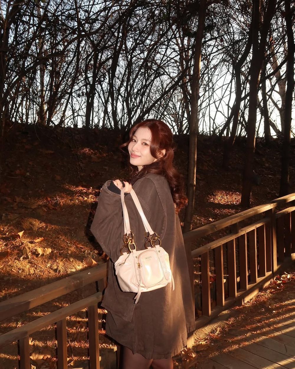 PRADA太犯規！2025必買五大新包出爐「皮帶水桶包、Sana款小方包」沒理由拒絕！-4