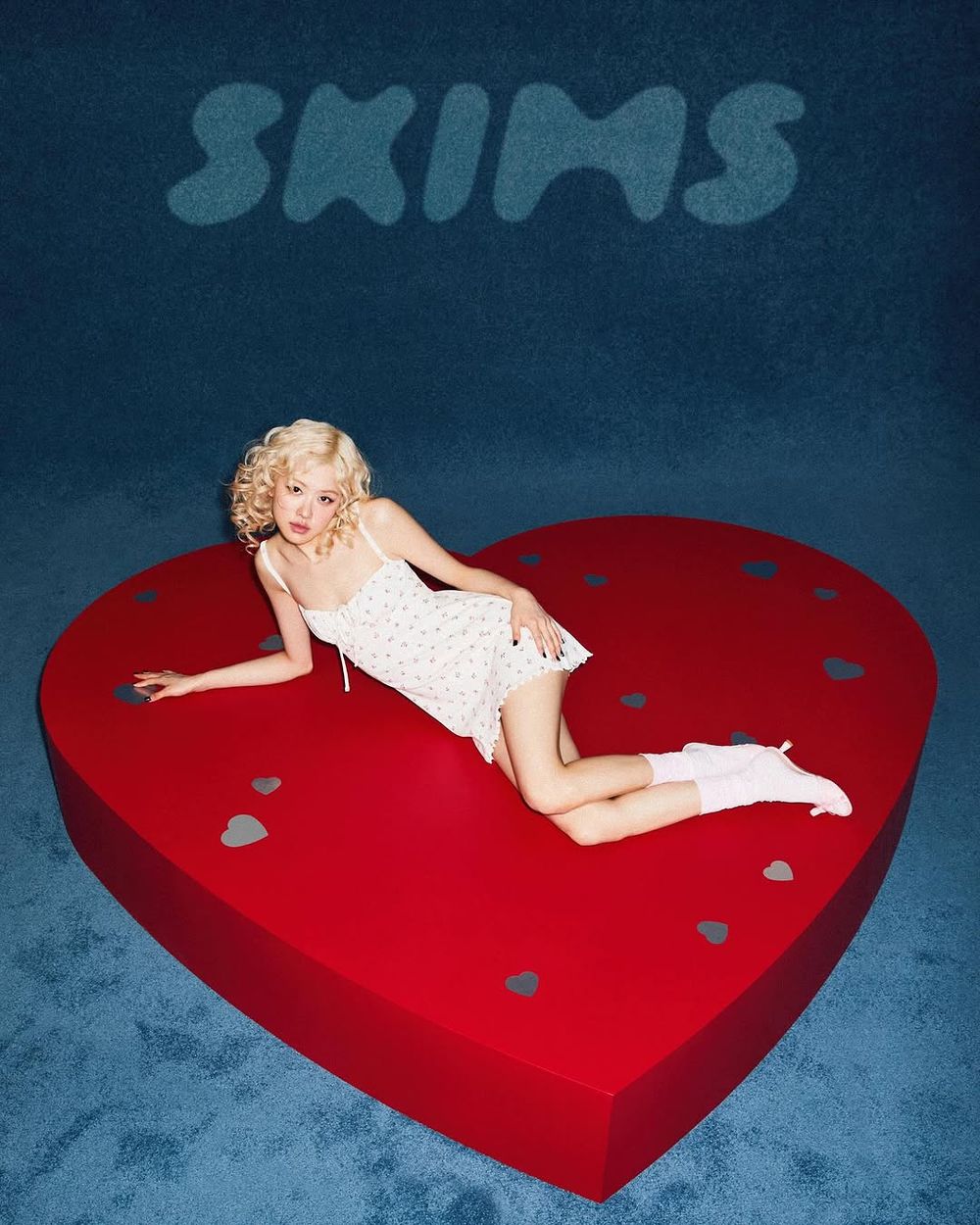 Rosé要接新代言了？！驚喜出鏡SKIMS情人節廣告、鉛筆細腿真的太誇張！-5