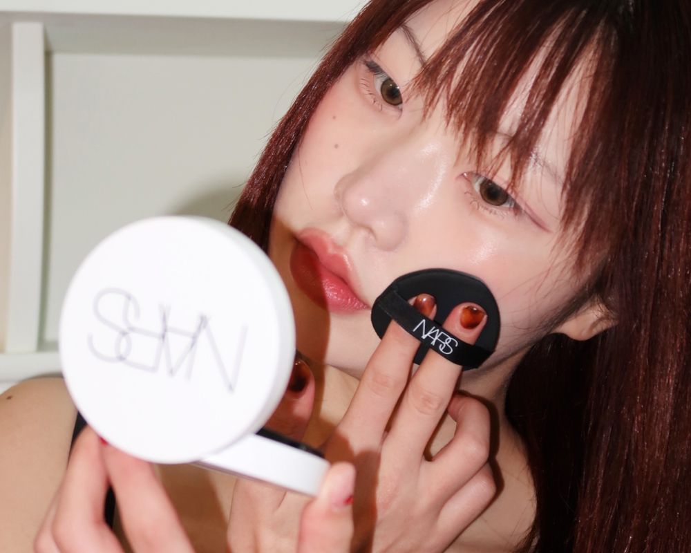 2025上半年最強養膚底妝登場！SVT愛用NARS「小光圈氣墊」，拍出水亮光透原生肌！-9