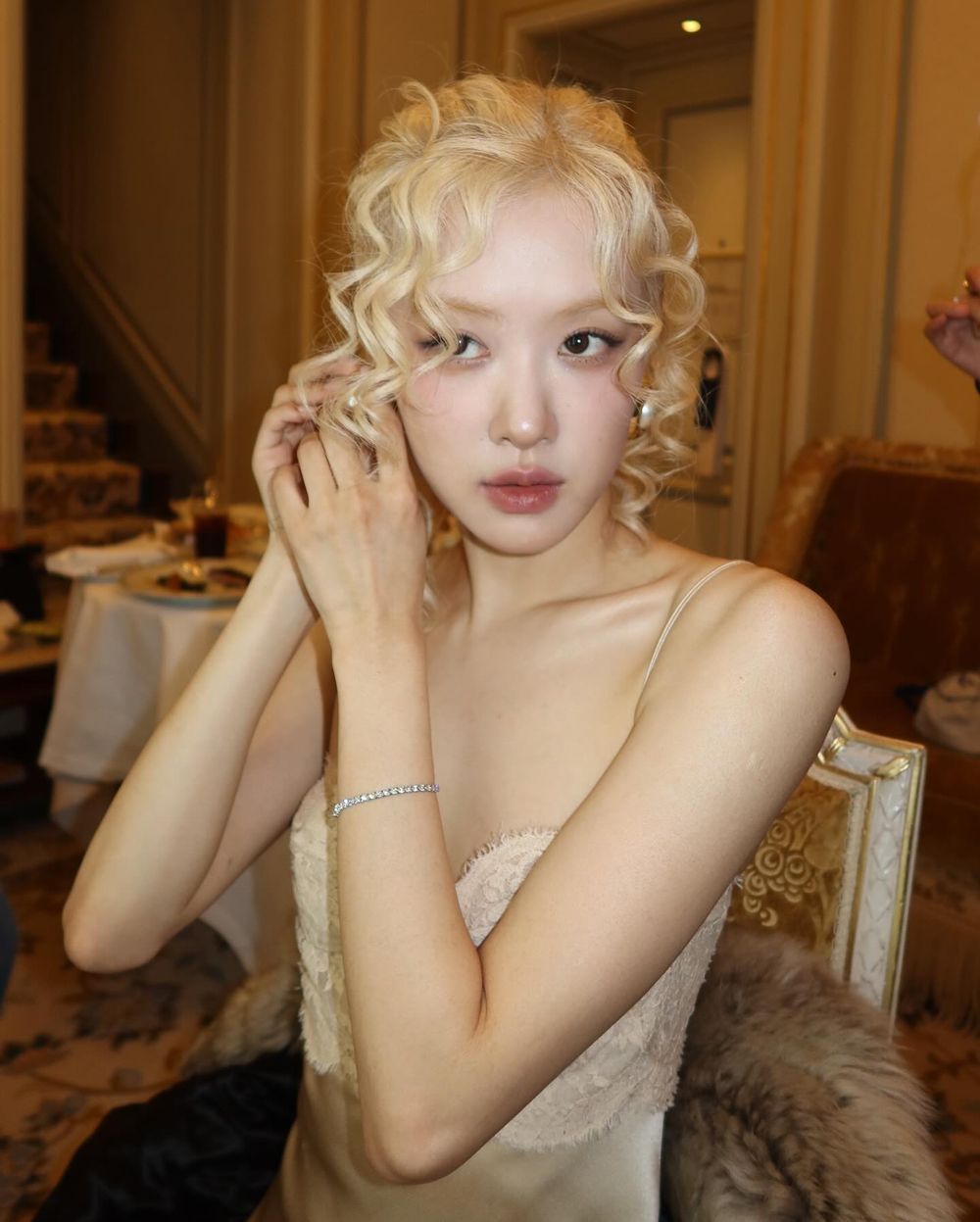 世界公認唯一「人間聖羅蘭」！YSL Beauty宣布Rosé出任品牌大使、絕美演繹2025情人節彩妝！-4