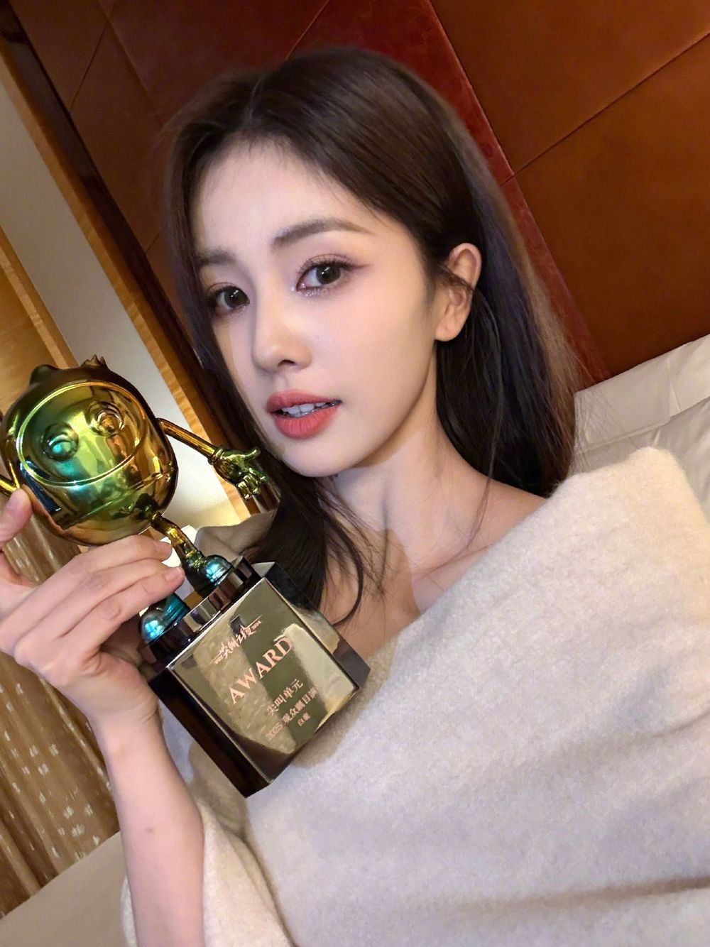 媒體評選「最具好感」陸劇明星TOP5！王鶴棣拍戲超敬業，孟子義路人緣好，白鹿廣受好評！-10