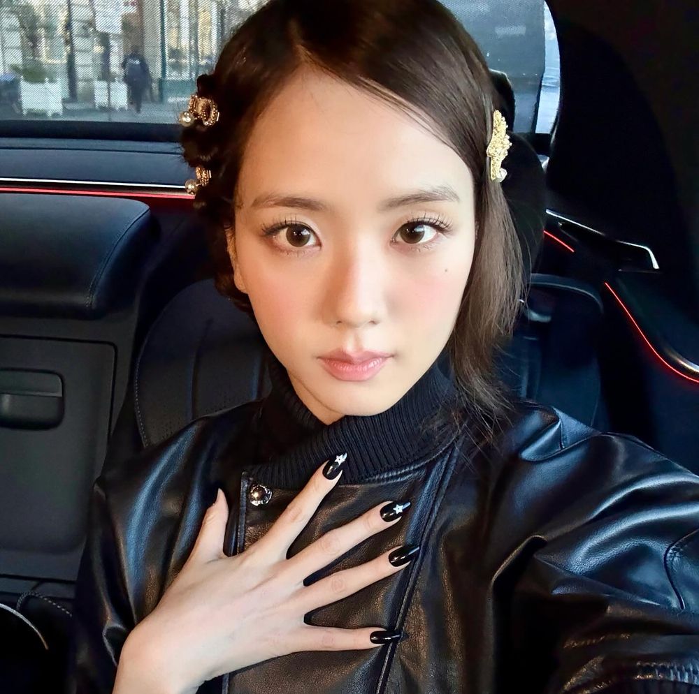 Jisoo降臨Dior高訂大秀！海星髮夾髮型「五官立體、臉超小」G社生圖也美得不像話！-10