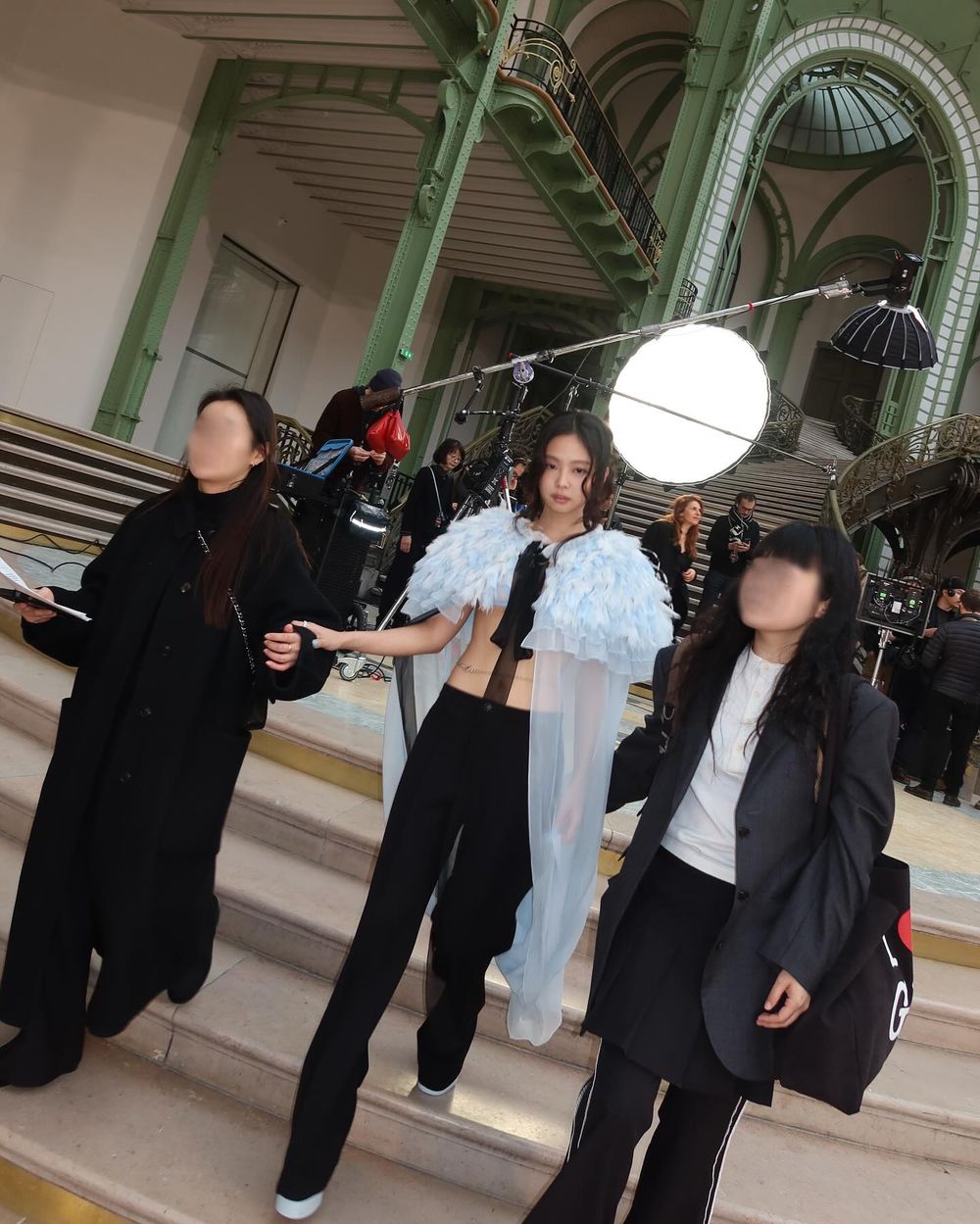 Jennie身材好到誇張！香奈兒高訂大秀「性感薄紗內衣+羽毛披風」超細腰圍女生都羨慕！-4