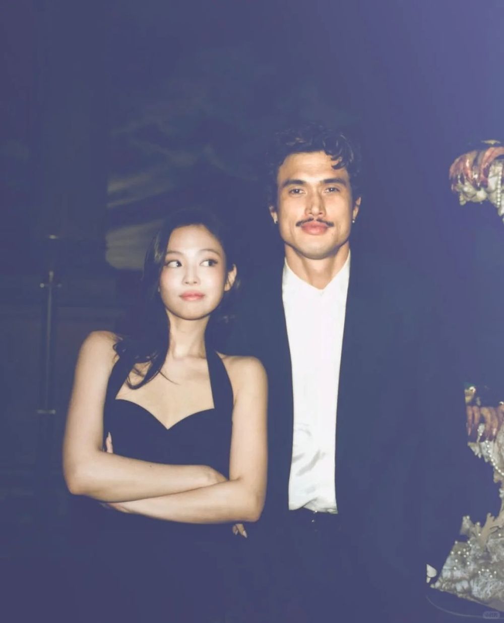 JENNIE新專輯先行曲〈Love Hangover〉搶先上線！MV情節隱喻掀熱議，男主角是竟是這位人氣美劇演員！-7