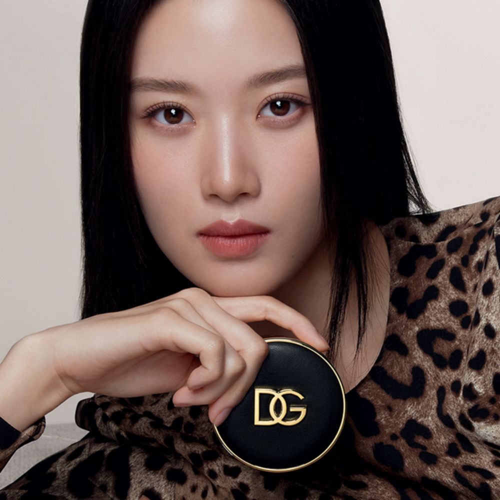 2024百貨週年慶必買彩妝推薦！文佳煐最愛D&G Beauty，超甜價格入手同款玫瑰水光氣墊！-2